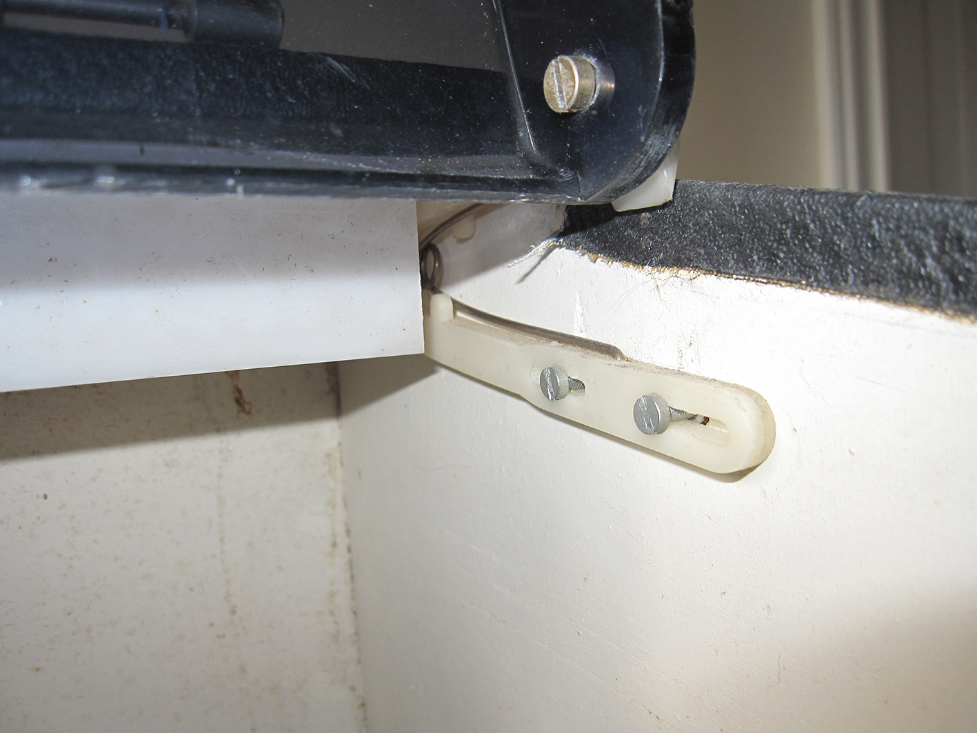 X-100 lid hinge